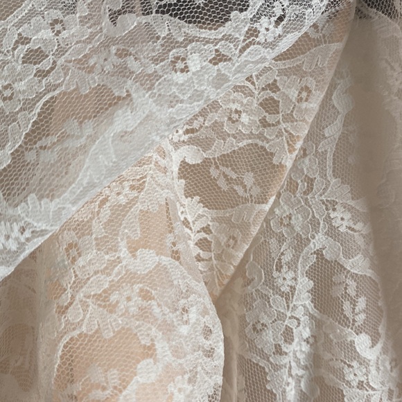 VINTAGE PEIGNOIT SET—FLORAL LACE ROBE AND NIGHTGOWN, PEACH NYLON LINGERIE SET - Picture 13 of 13